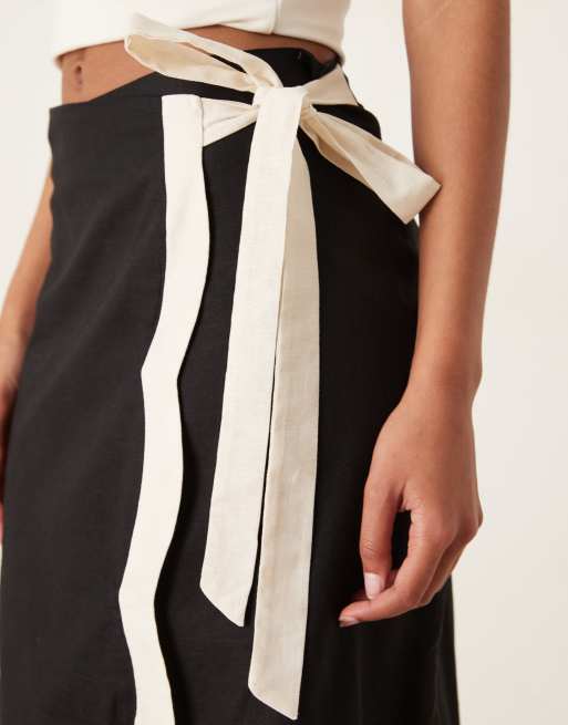 Never Fully Dressed – Czarna spódnica midi z falistym wykończeniem, 3 z 5