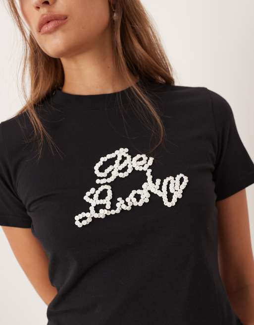 Never Fully Dressed – Czarny krótki i dopasowany T-shirt z perłowym napisem „Be Lucky“, 2 z 4