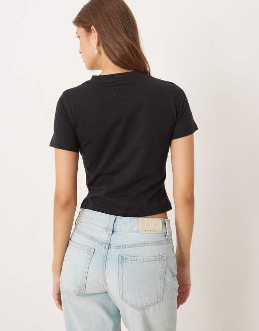Never Fully Dressed – Czarny krótki i dopasowany T-shirt z perłowym napisem „Be Lucky“, 3 z 4