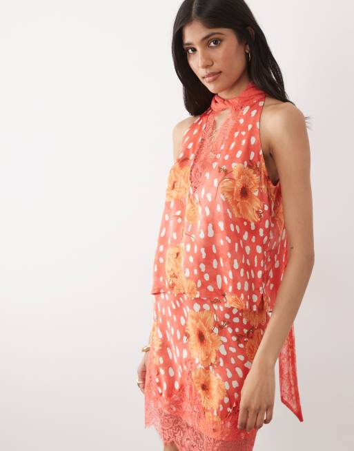 Never Fully Dressed – Czerwony zestaw we wzór: top z dekoltem halter w szpic i spódnica mini z ozdobną koronką, 2 z 3