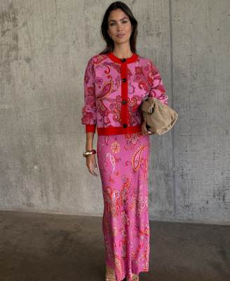 Never Fully Dressed - Dorris - Maxirock aus Satin in Rosa und Rot mit Paisleymuster