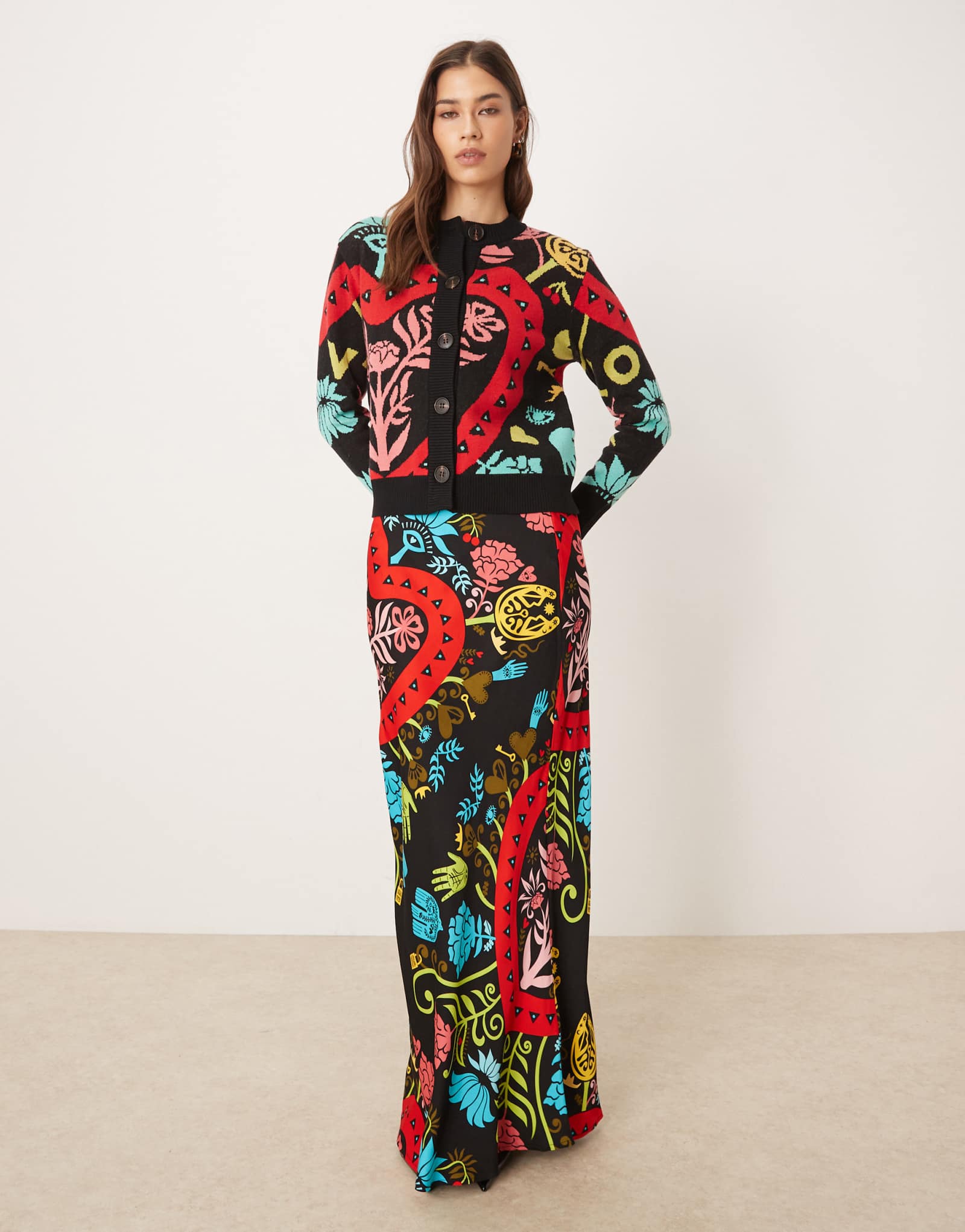 Атласная макси-юбка dorris, никогда не надевавшаяся полностью, с ярким абстрактным принтом - часть комплекта