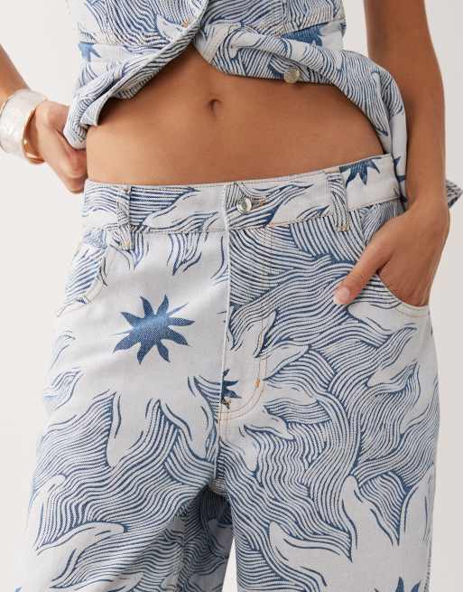Never Fully Dressed Ellie Denim-Twill-Hose als Co-ord mit blauem Soleil-Print, 4 von 5