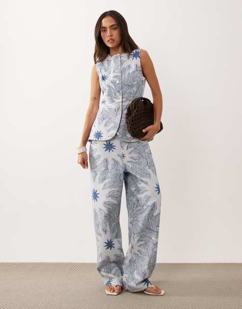Never Fully Dressed - Ellie - Ensemble avec gilet de tailleur long et pantalon en sergé de denim à imprimé soleil - Bleu - view 1
