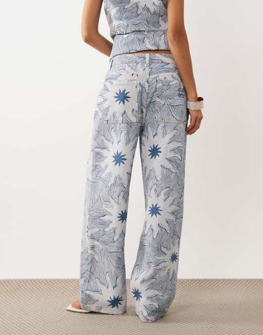 Never Fully Dressed Ellie pantaloni in twill di denim coordinati con stampa soleil blu, 5 di 5