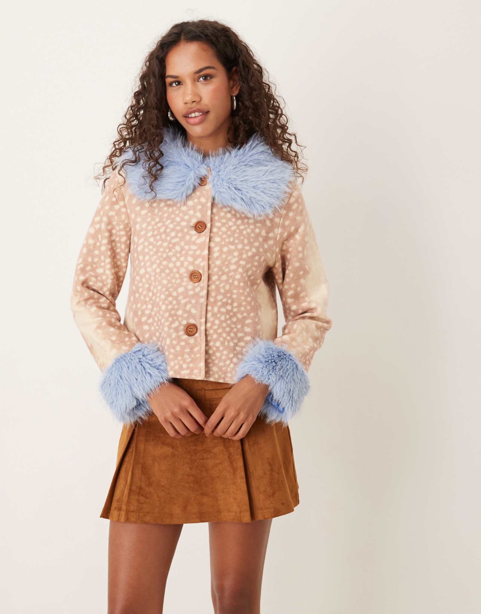 Никогда не надеваемая полностью куртка с воротником и рукавами из искусственного меха с принтом оленя