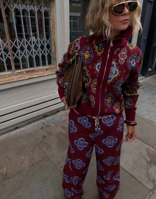 Never Fully Dressed fijngebreid polokraag jack met rits als co-ord set in bordeauxrood met print, 2 van 4