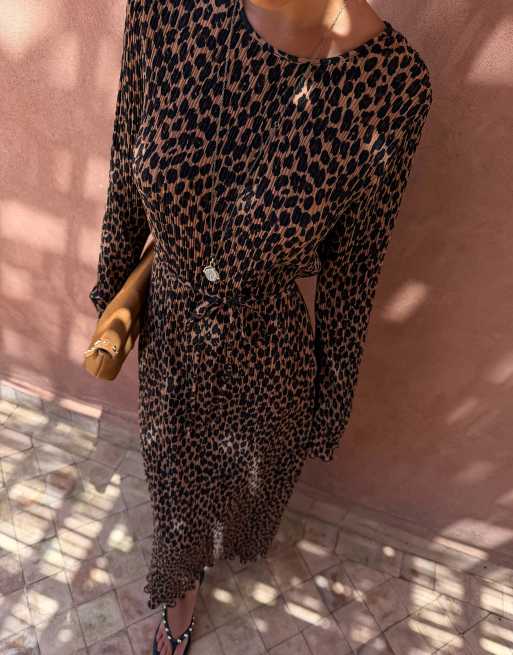 Never Fully Dressed Gaia Plissee-Maxikleid mit kurzen Ärmeln, Bindedetail und Leopardenmuster, 3 von 3