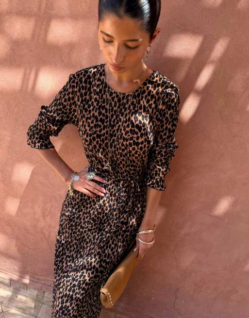Never Fully Dressed Gaia plisseret maxikjole med korte ærmer, bindedetalje og leopardprint, 2 af 3