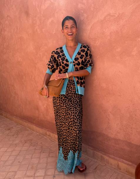 Never Fully Dressed - Hannah - Cardigan i strik med leopardprint og V-hals samt knapper - view 1
