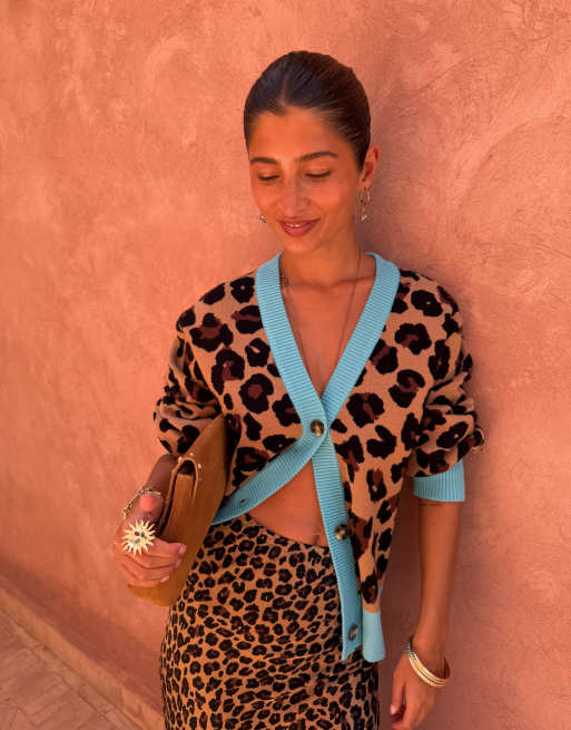 Never Fully Dressed – Hannah – Leopardmönstrad, stickad kofta med v-ringning och knäppning, 3 av 3