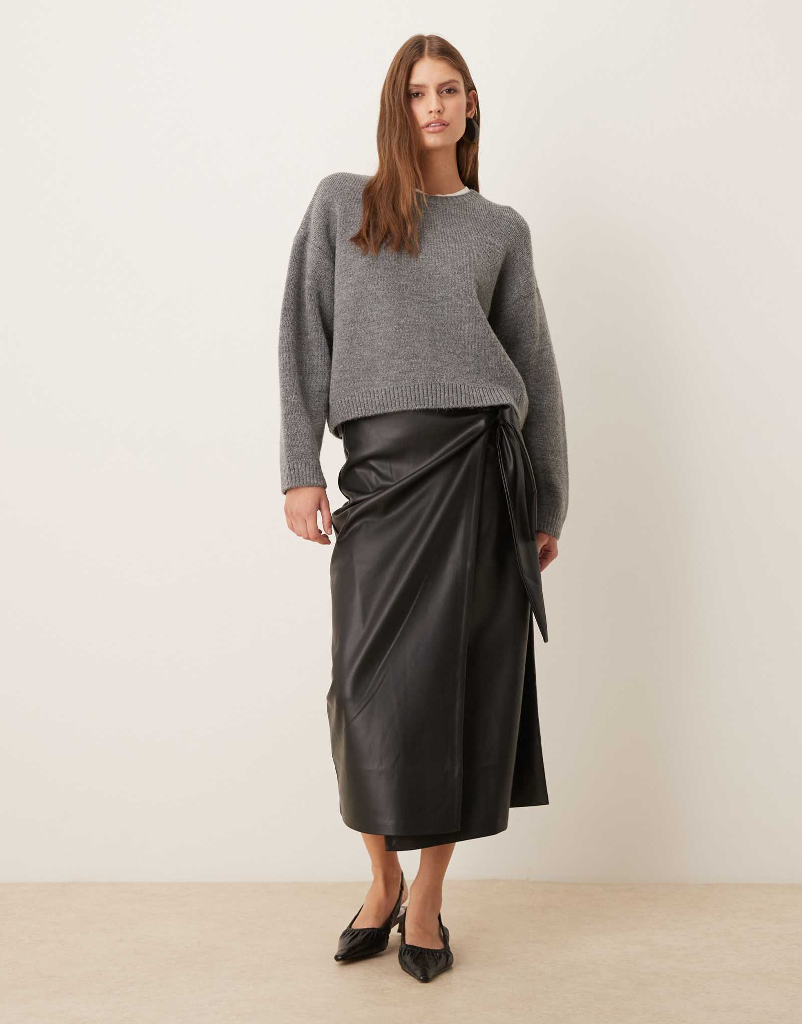 Никогда не одевавшаяся полностью юбка миди из искусственной кожи Jaspre черного цвета