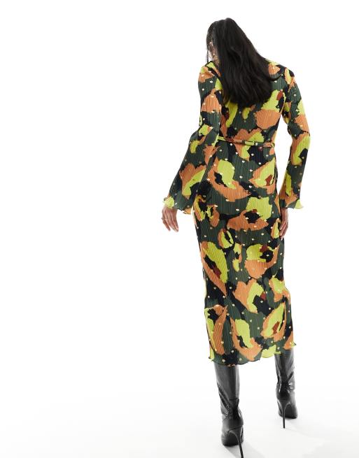 Never Fully Dressed – Kakimönstrad, plisserad maxiklänning med kimonoärm och guldiga fläckar, 3 av 4