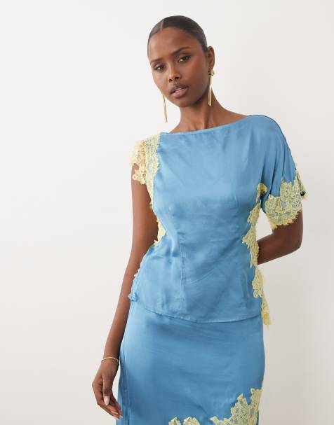 Never Fully Dressed Kira top coordinato in satin con scollo a barchetta asimmetrico, maniche corte e dettagli in pizzo, blu - view 1