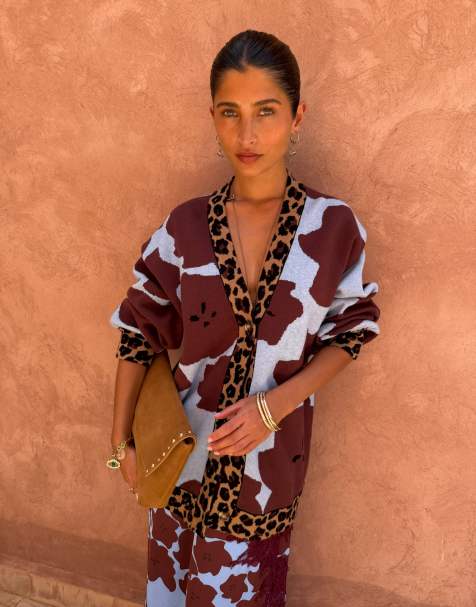 Never Fully Dressed – Kirsty – Leopardmönstrad, stickad kofta i lång modell med v-ringning och knäppning - view 1