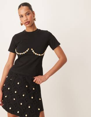 Never Fully Dressed - Knapp geschnittenes T-Shirt in Schwarz mit Muscheldetail unter der Brust, Kombiteil