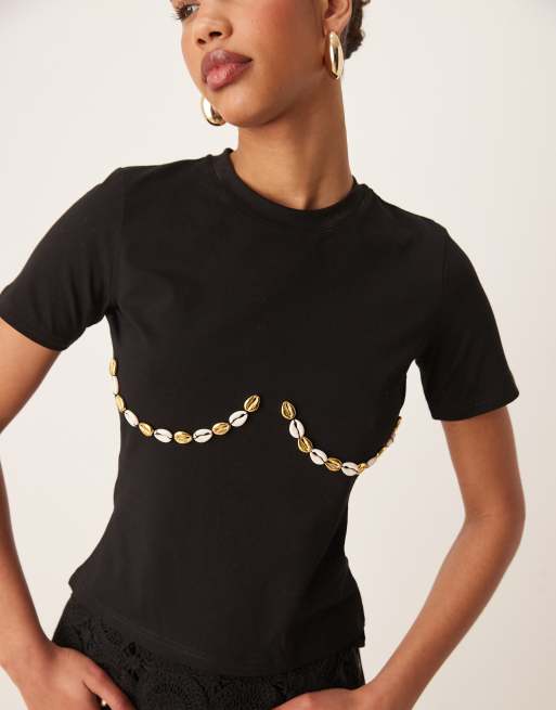 Never Fully Dressed – Knapp geschnittenes T-Shirt in Schwarz mit Muscheldetail unter der Brust, Kombiteil, 4 von 4