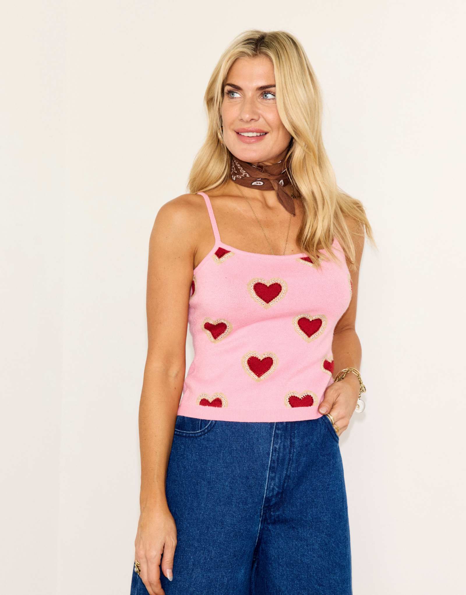 Никогда не надеваемый полностью трикотажный топ на бретелях с принтом в виде розовых сердечек - часть комплекта
