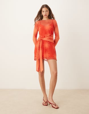 Never Fully Dressed - Langärmliges Minikleid aus Netzstoff in Rot und Orange