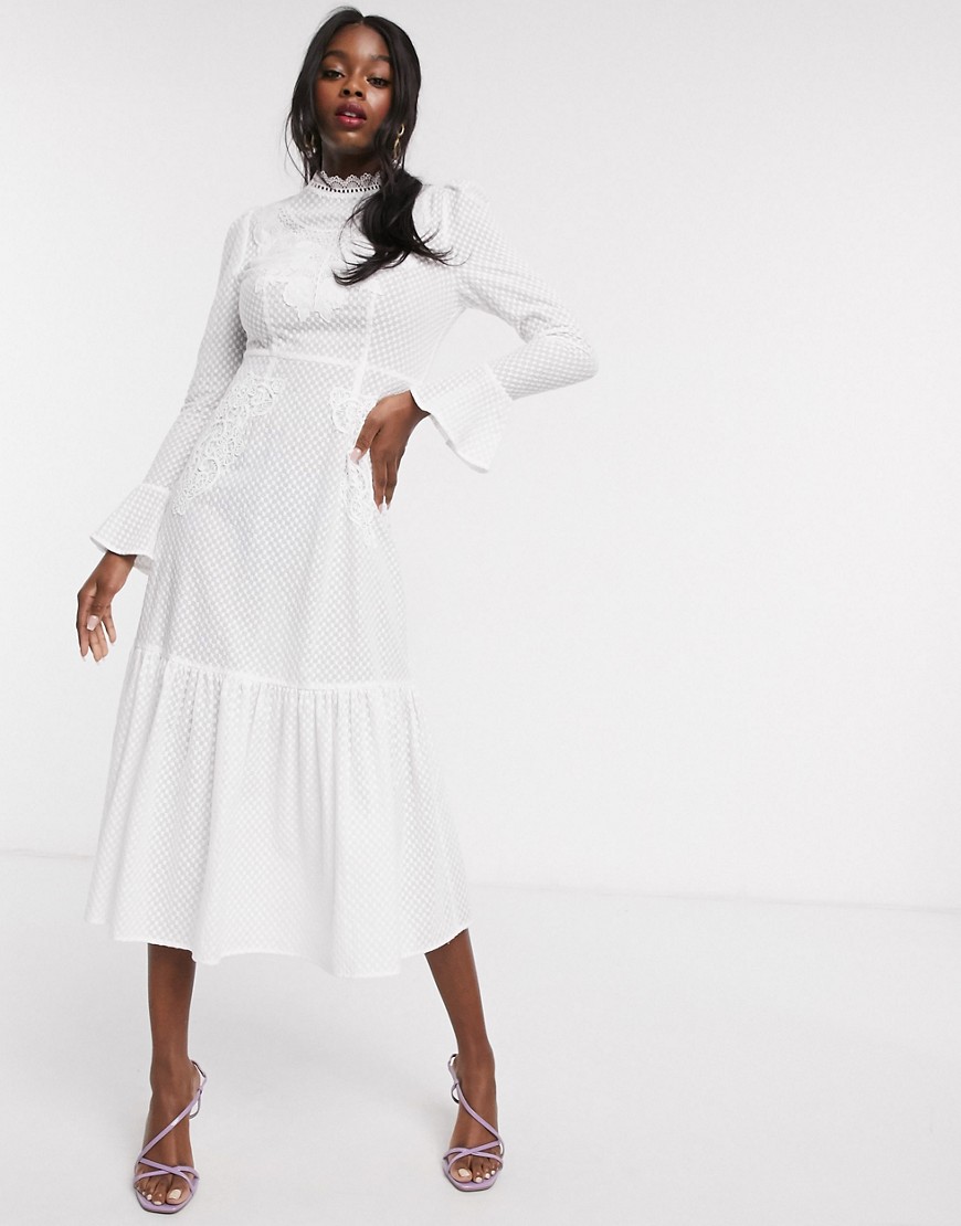 Never Fully Dressed - Lange jurk met geborduurde lange mouwen en uitlopende zoom in wit