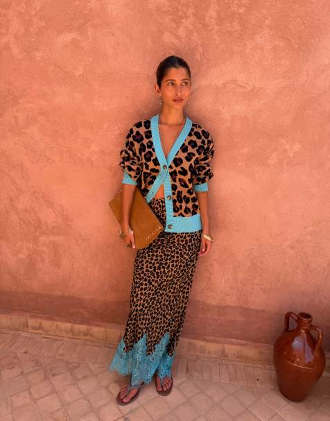 Never Fully Dressed – Maeva – Asymmetrischer Satin-Maxirock mit Leopardenmuster und Spitzenborte - view 1