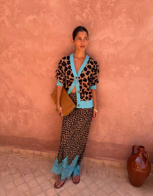 Never Fully Dressed - Maeva - Gonna lunga in raso taglio sbieco con stampa leopardata e dettagli in pizzo