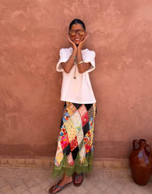 Never Fully Dressed Maeva gonna maxi in raso taglio sbieco con dettaglio in pizzo verde stampa patchwork, 2 di 3