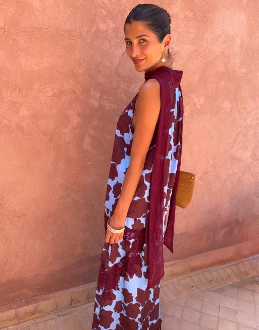 Never Fully Dressed Maeva jupe longue satinée coupée en biais coordonnée à imprimé coquelicot, 2 de 3