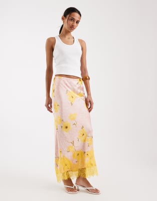 Never Fully Dressed - Maeva - Maxirock aus Satin in Rosa mit Spitzenbesatz am Saum und Blumen- und Punktemuster-Gelb