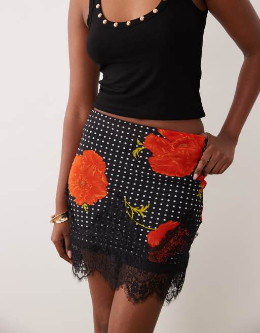 Never Fully Dressed – Maeva – Minirock aus Satin in Schwarz mit Mohnblumenmuster und Spitzenbesatz am Saum, 3 von 5