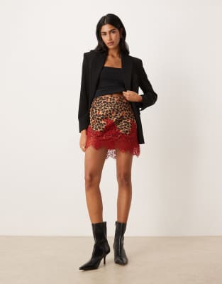 Never Fully Dressed - Maeva - Minirock aus Satin mit Leopardenmuster und Spitzenbesatz in Kirschrot-Bunt