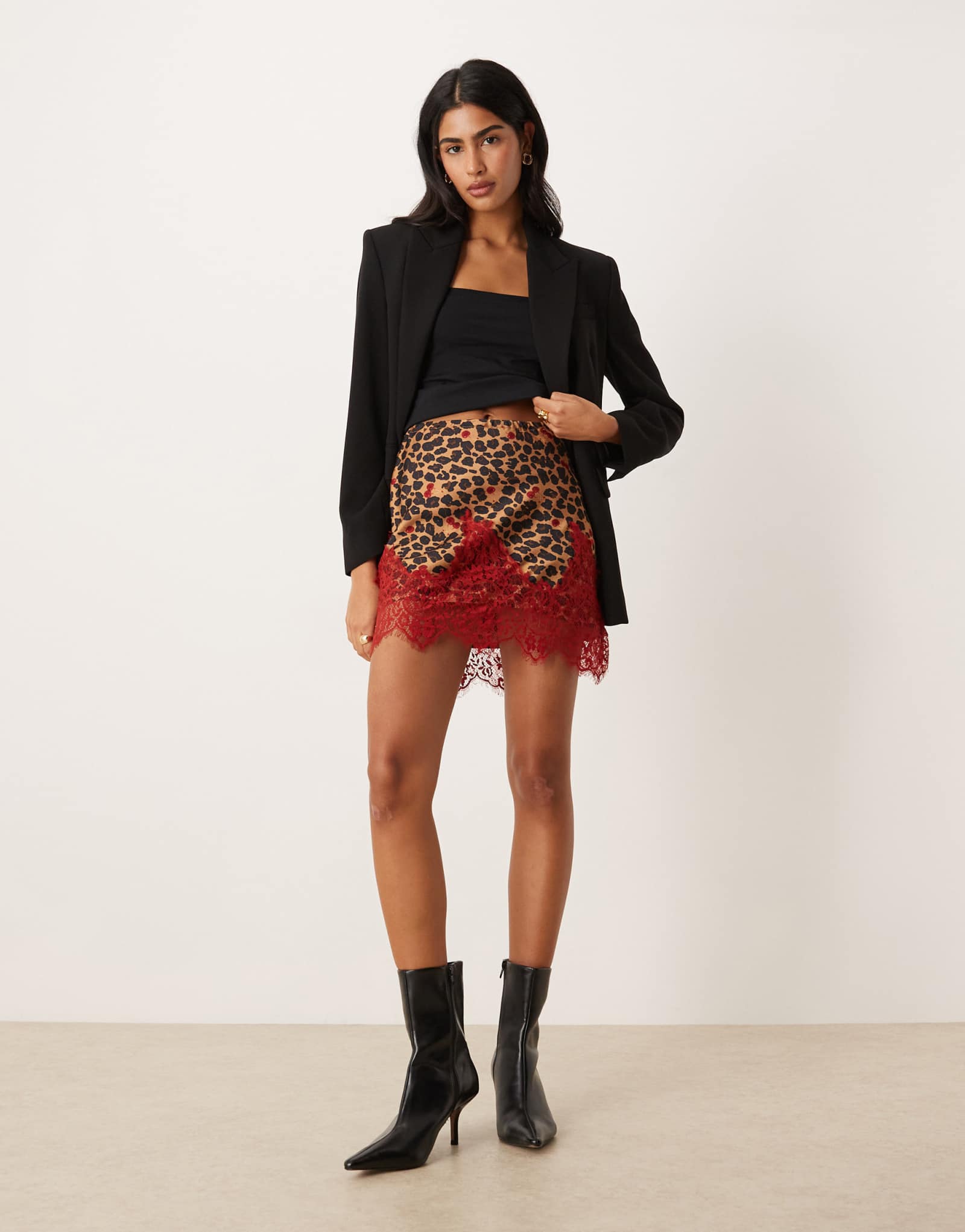 Никогда не одевавшаяся полностью атласная мини-юбка Maeva с красной кружевной отделкой и вишневым леопардовым принтом