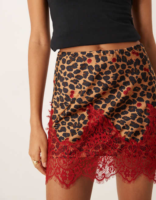 Never Fully Dressed – Maeva – Satynowa spódnica mini w cętki i wiśnie z czerwoną koronką, 3 z 5