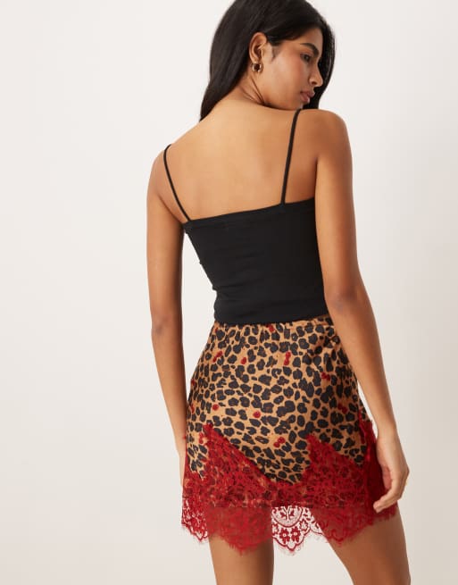 Never Fully Dressed – Maeva – Satynowa spódnica mini w cętki i wiśnie z czerwoną koronką, 4 z 5