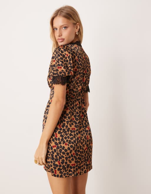 Never Fully Dressed – Maxikleid aus Satin mit Spitzenrand sowie Kirsch- und Leopardenmuster, 3 von 4