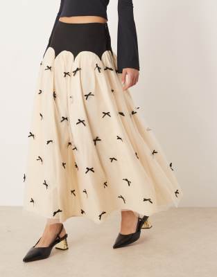 Never Fully Dressed - Maxirock in Schwarz und Creme mit kontrastierenden Schleifen und tief angesetztem Saum