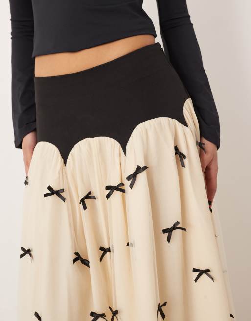 Never Fully Dressed – Maxirock in Schwarz und Creme mit kontrastierenden Schleifen und tief angesetztem Saum, 2 von 5