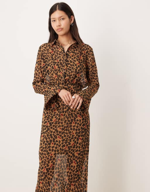 Never Fully Dressed – Mia – Körsbärs- och leopardmönstrad skjortklänning i midaxilängd, 2 av 4