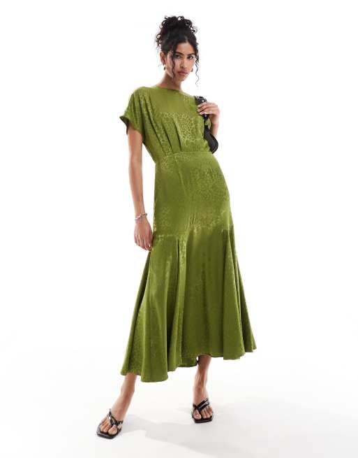 Never Fully Dressed – Midaxi-Kleid in Olivgrün aus Satin-Jacquard mit Flügelärmeln