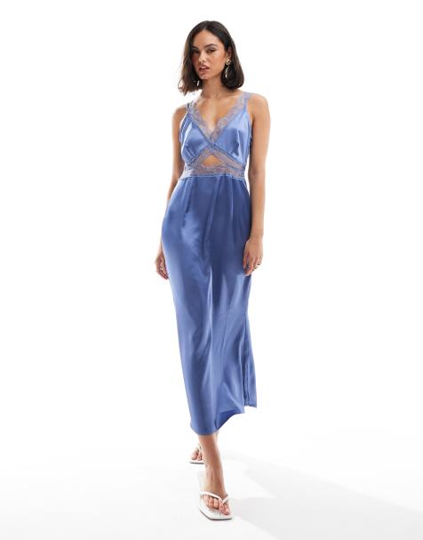 Never Fully Dressed – Midaxi-Trägerkleid in Staubblau mit Zierausschnitt und Spitzenborte - view 1