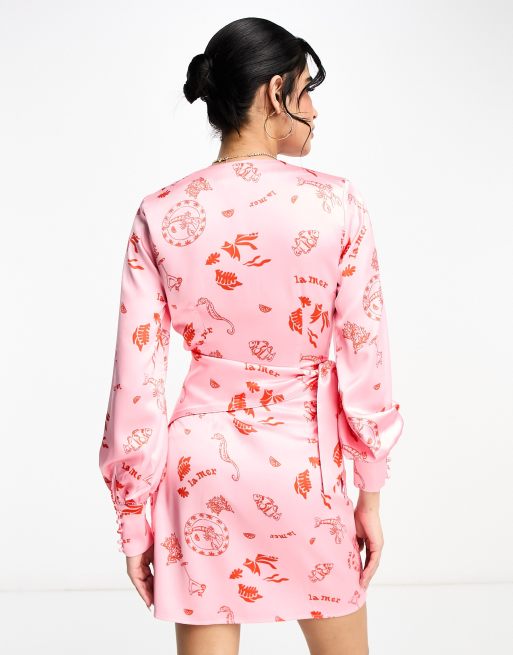 Never Fully Dressed – Midi-Wickelkleid in Rosa mit „La Mer“-Print und Wickeldetail, 2 von 4