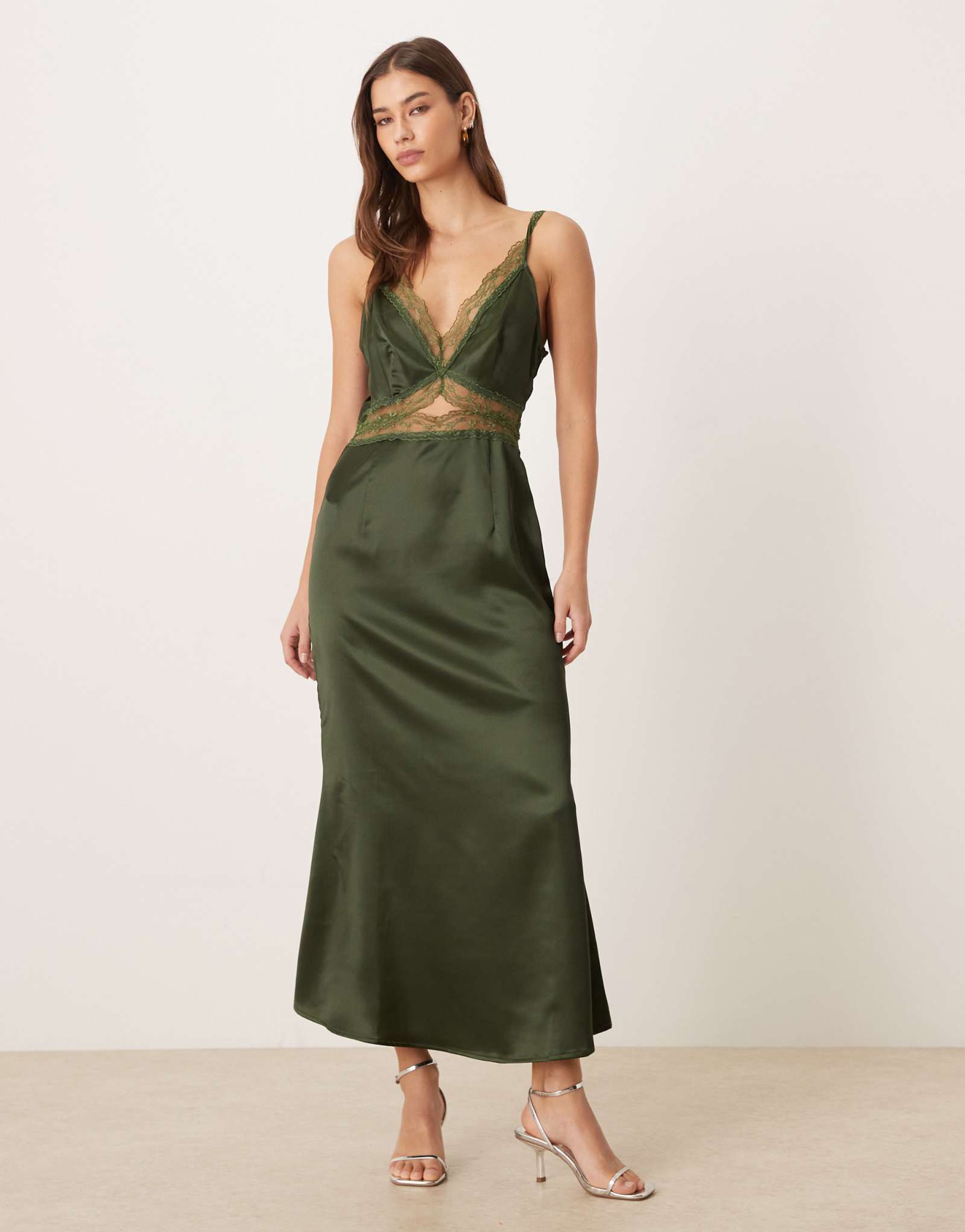 Никогда не одевавшееся полностью атласное платье-комбинация Mimi midaxi зеленого цвета