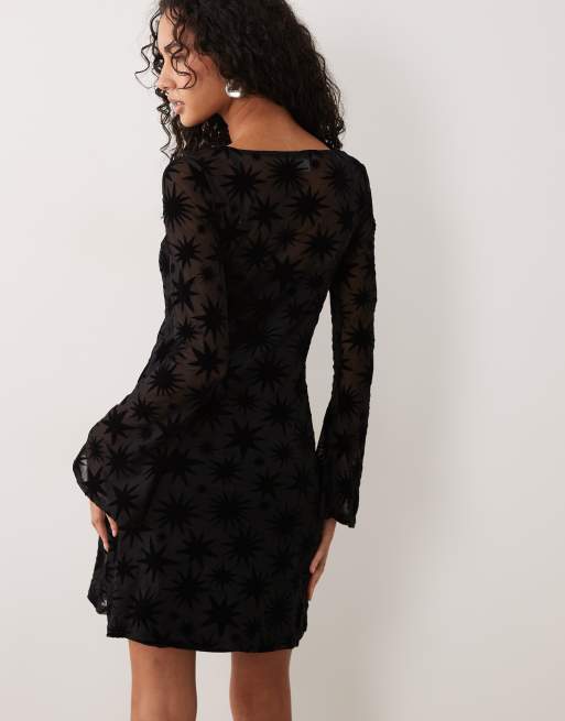 Never Fully Dressed Mini-Kleid aus beflocktem Mesh mit U-Boot-Ausschnitt und ausgestellten Ärmeln in Schwarz, 2 von 4