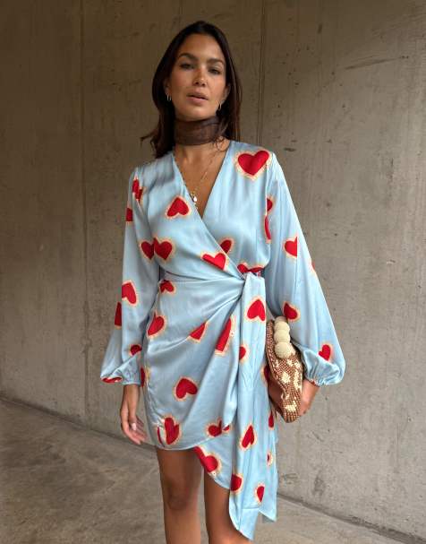 Never Fully Dressed – Mini-Wickelkleid in Babyblau mit Bindedetail an der Seite, Ballonärmeln und Herzmuster - view 1