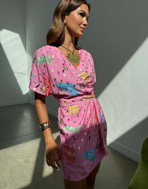 Never Fully Dressed - Mini wikkeljurk met korte mouwen en strikdetail in roze hemelse print, 2 van 4