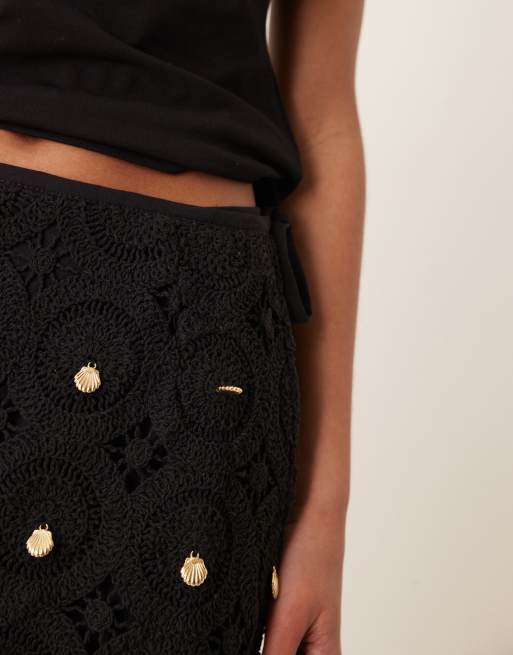 Never Fully Dressed - Minigonna a portafoglio nera all'uncinetto con conchiglie in coordinato, 5 di 5