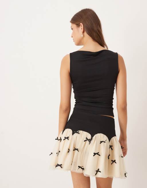 Never Fully Dressed – Minirock in Schwarz und Creme mit kontrastierenden Schleifen und tief angesetztem Saum, 5 von 5