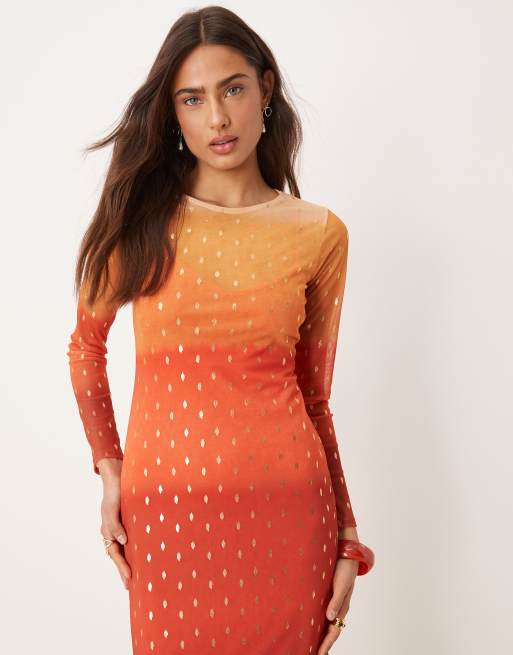 Never Fully Dressed – Orange och röd, ombrefärgad midaxiklänning i mesh, 2 av 4