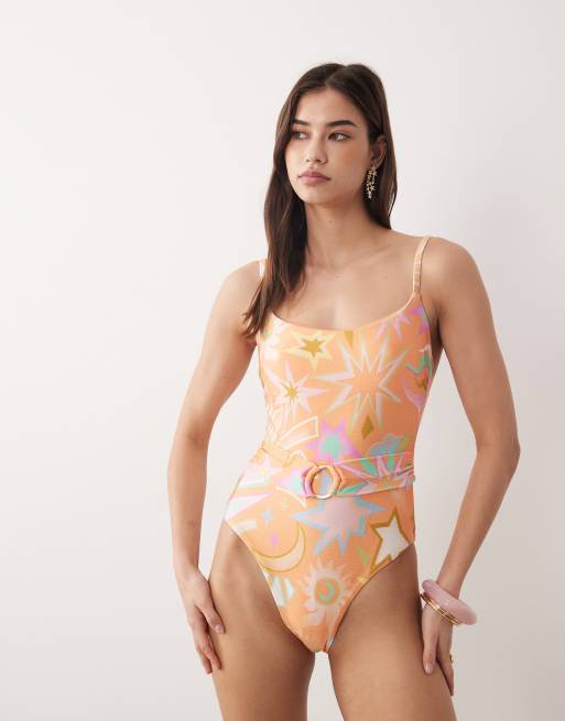 Never Fully Dressed – Orange solmönstrad baddräkt med djup halsringning och skärp, 4 av 4