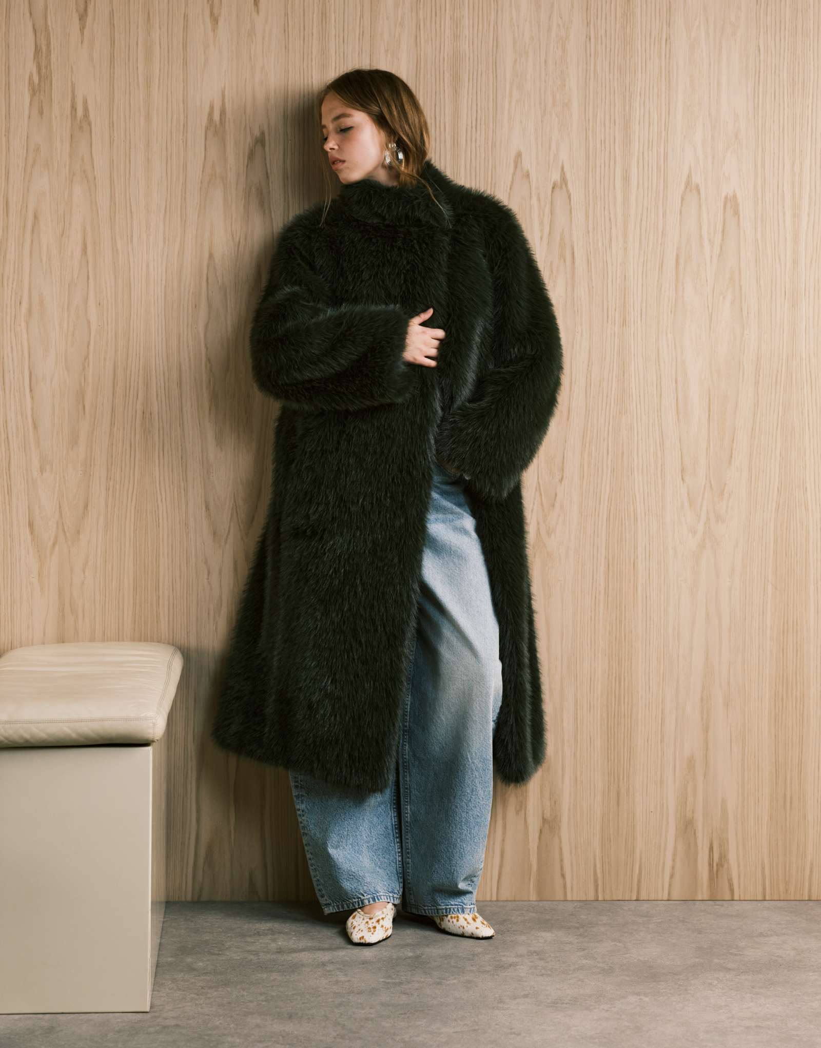 Никогда не одевавшаяся полностью объемная удлиненная шуба из искусственного меха бутылочно-зеленого цвета